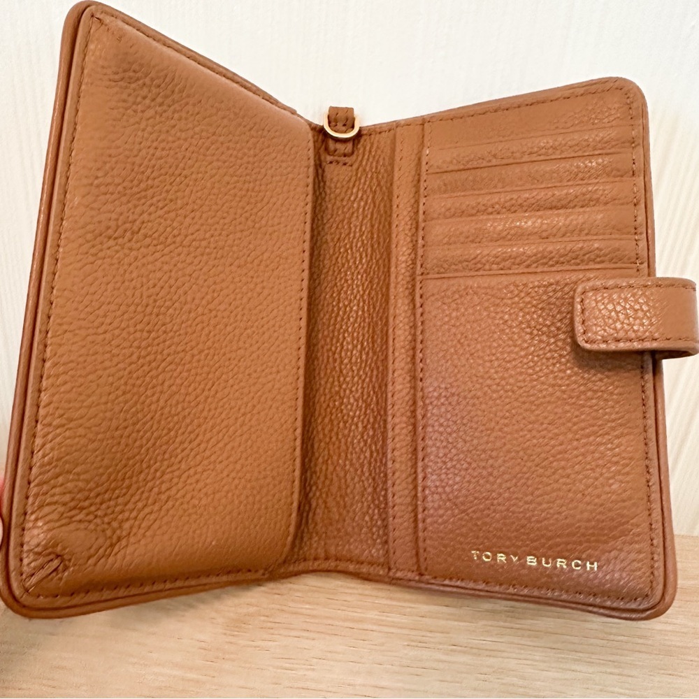 Tory Burch Britten Pebble Leather Smartphone Wristlet/ Wallet/ Bark/Tan - Picture 3 of 10